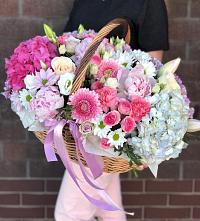 Композиция солнечный день в Элисте Цветочная композиция из Розы, Хризантемы, Пионы и Лизиантусы в корзине в Элисте