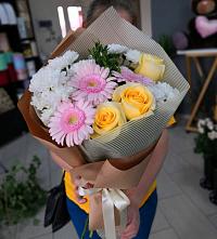 Букет цветов из:  Герберы, Розы и Хризантемы в Элисте