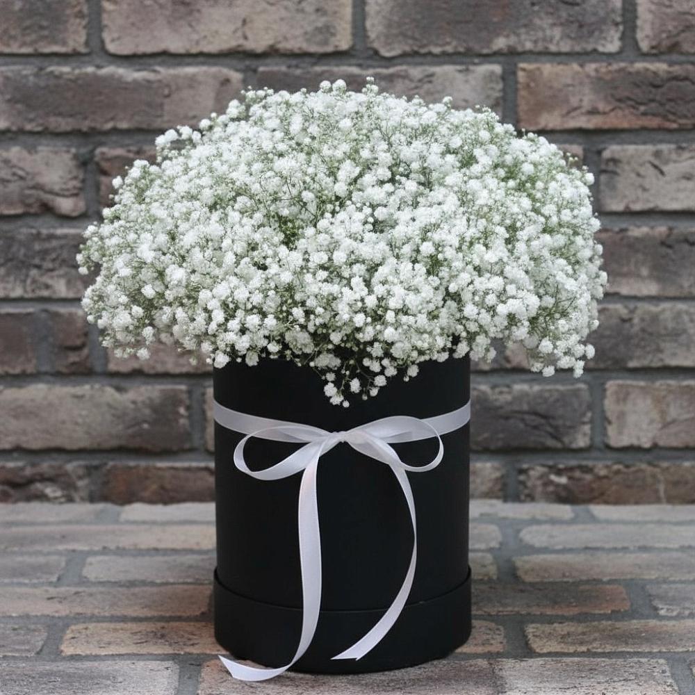 Цветочная композиция из Гипсофила в шляпной коробке в Элисте