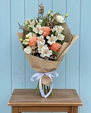 Букет цветов из:  Альстромерии, Лизиантусы, Розы и Хризантемы в Элисте