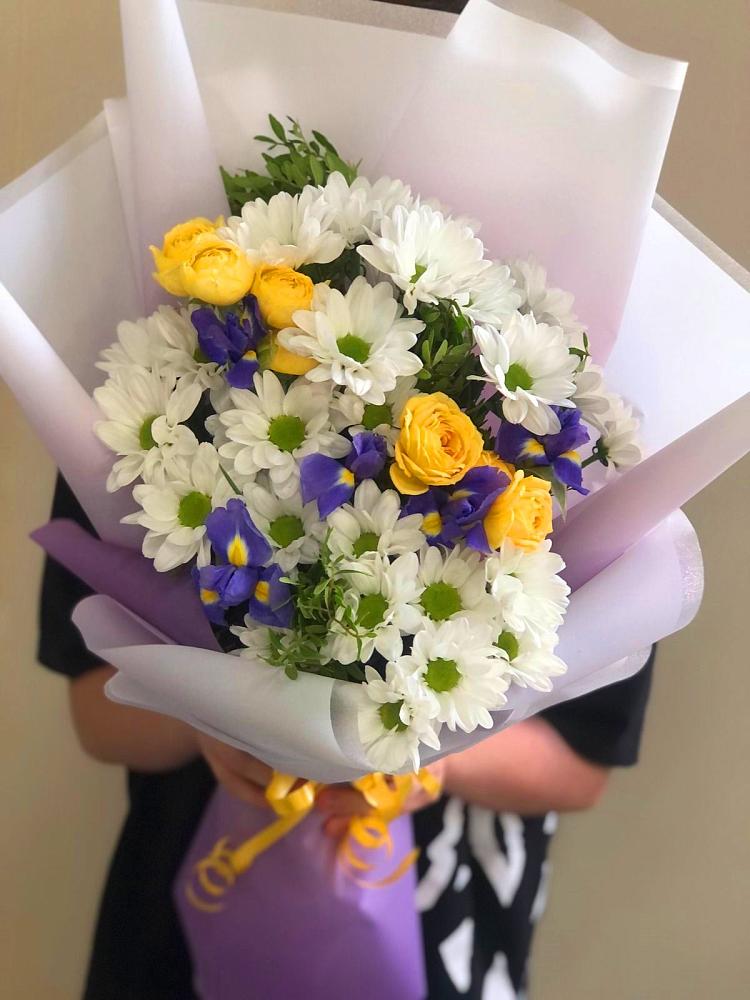 Букет цветов из: Ирисы, Хризантемы и Розы в Элисте