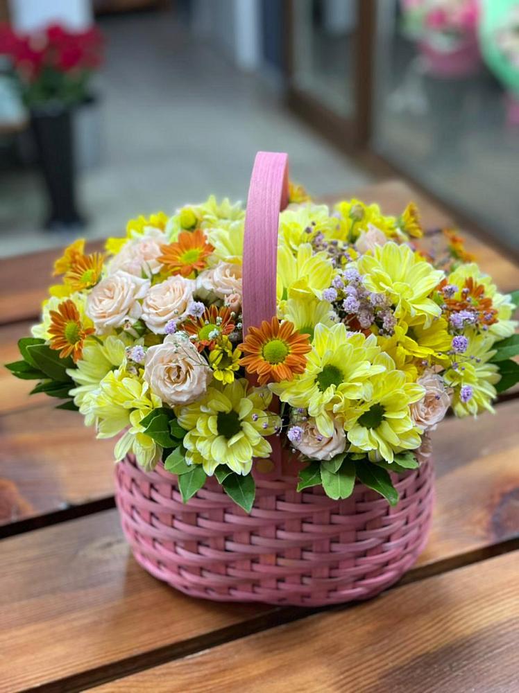 Цветочная композиция из Хризантемы и Розы в корзине в Элисте
