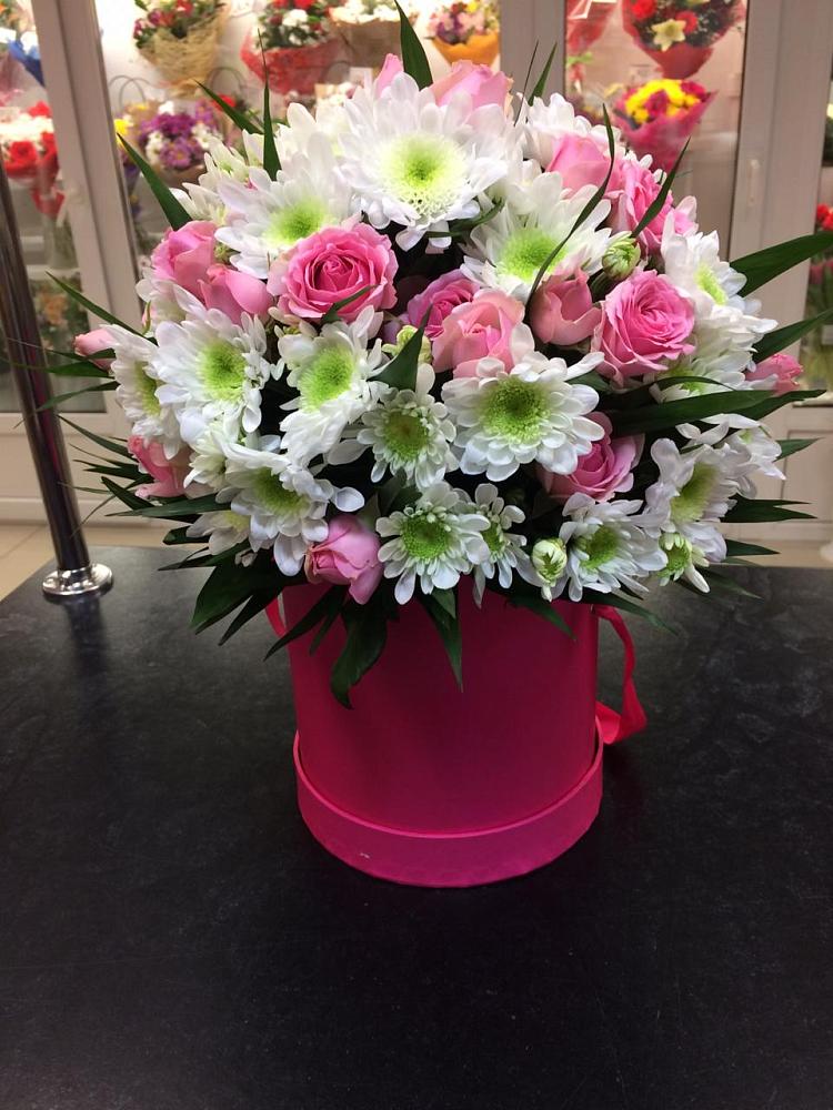 Цветочная композиция из Розы и Хризантемы в шляпной коробке в Элисте