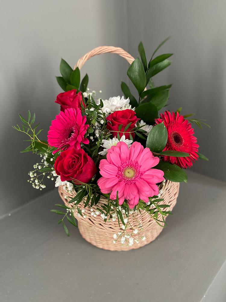 Цветочная композиция из Розы, Хризантемы и Герберы в корзине в Элисте