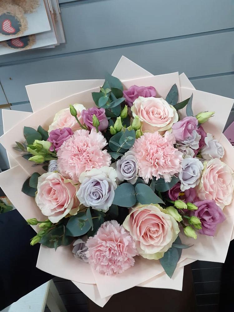 Букет цветов из: Розы, Гвоздики и Лизиантусы в Элисте