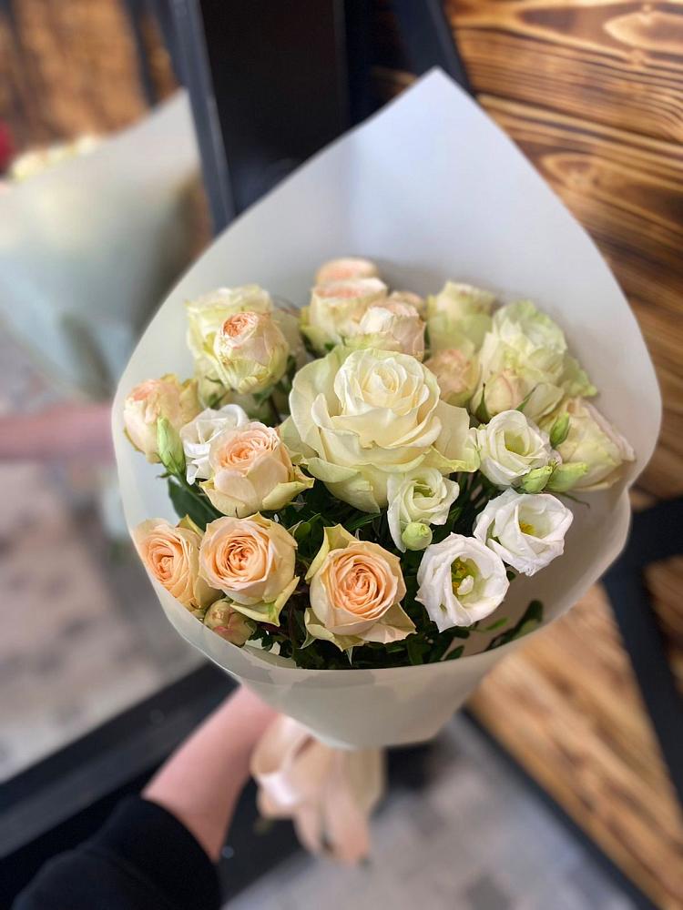 Букет цветов из: Розы и Лизиантусы в Элисте